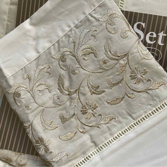 🚫 SOLD 🚫 SHAMS 2 PILLOWS- 4 piece Accessory Bedding Set NWT $100 - Picture 3 of 6